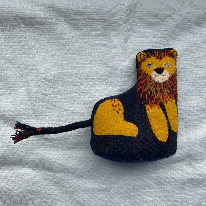 Lion pin cushion/toy (LW250)