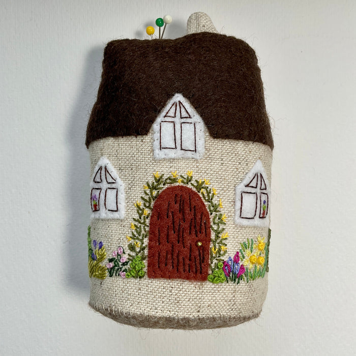 'Jasmine Cottage' cushion/needle holder (LW331)