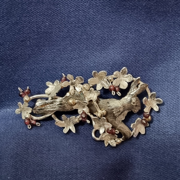 Hare In a Bramble Brooch (ED298)