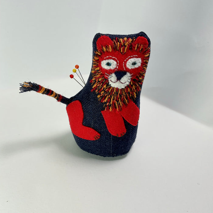 Red Lion pin cushion  (LW340)