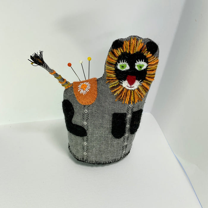 'Daisy Lion' pin cushion  (LW342)