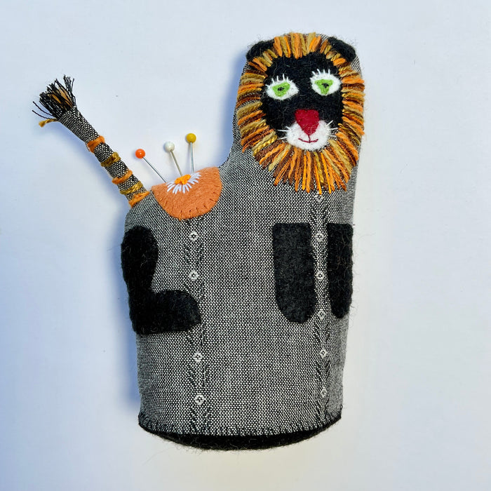 'Daisy Lion' pin cushion  (LW342)