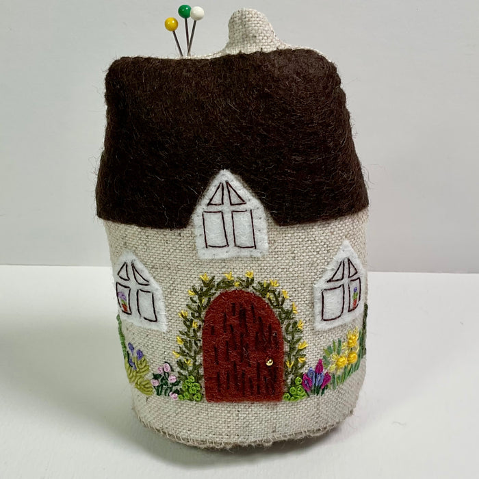 'Jasmine Cottage' cushion/needle holder (LW331)