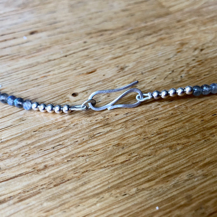 Necklace, round pendant on labradorite beads, blue/green (HSL38)