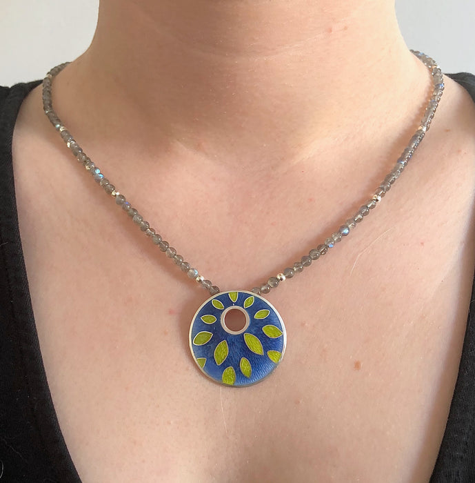 Necklace, round pendant on labradorite beads, blue/green (HSL38)