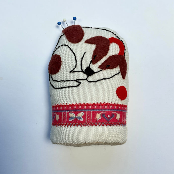 'Little Brown Dog' pin cushion/needle holder (LW343)