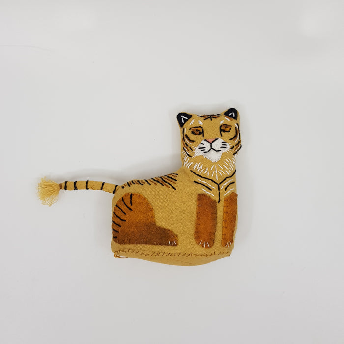 Tiger pin cushion/needle holder (LW241)