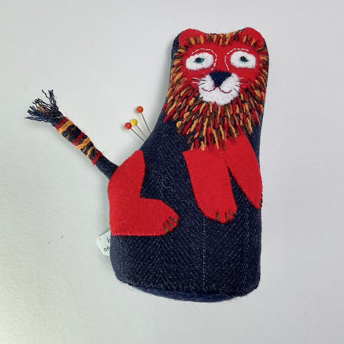 Red Lion pin cushion  (LW340)