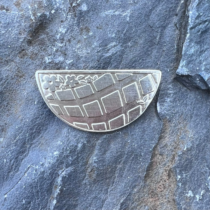 Brooch etched, flower basket  (UAP459)