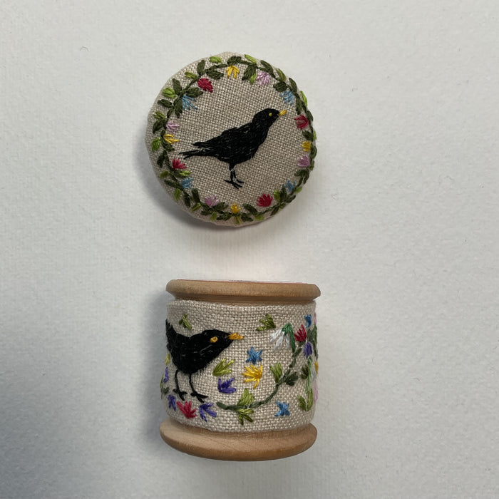 Blackbird cotton reel with button ( LW330)