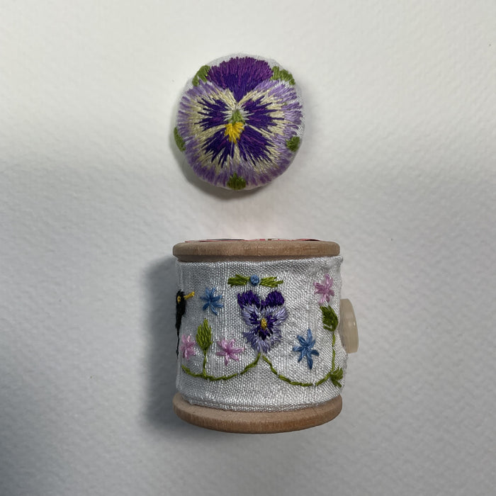 Blackbird & Pansy embroidered cotton reel with button ( LW348)