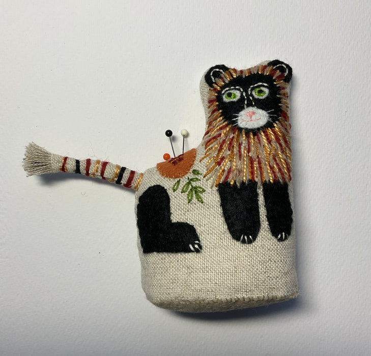 Lion with black face pin cushion (LW271)