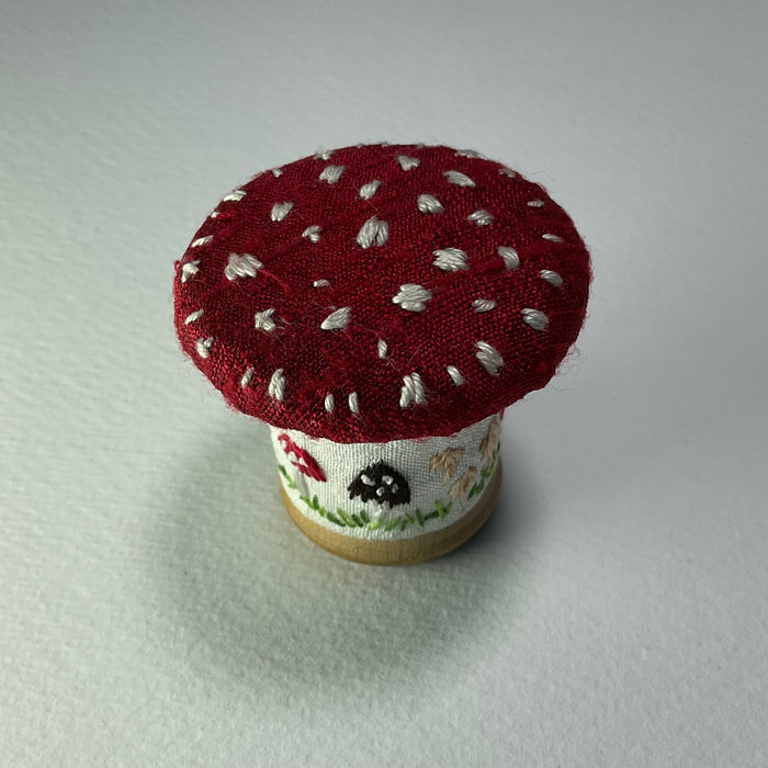 Toadstool cotton reel with button ( LW327)