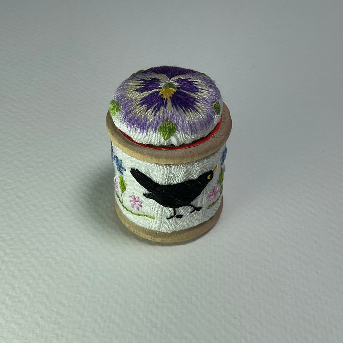 Blackbird & Pansy embroidered cotton reel with button ( LW348)