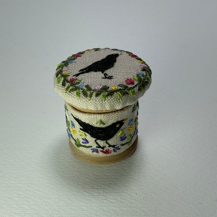 Blackbird cotton reel with button ( LW330)