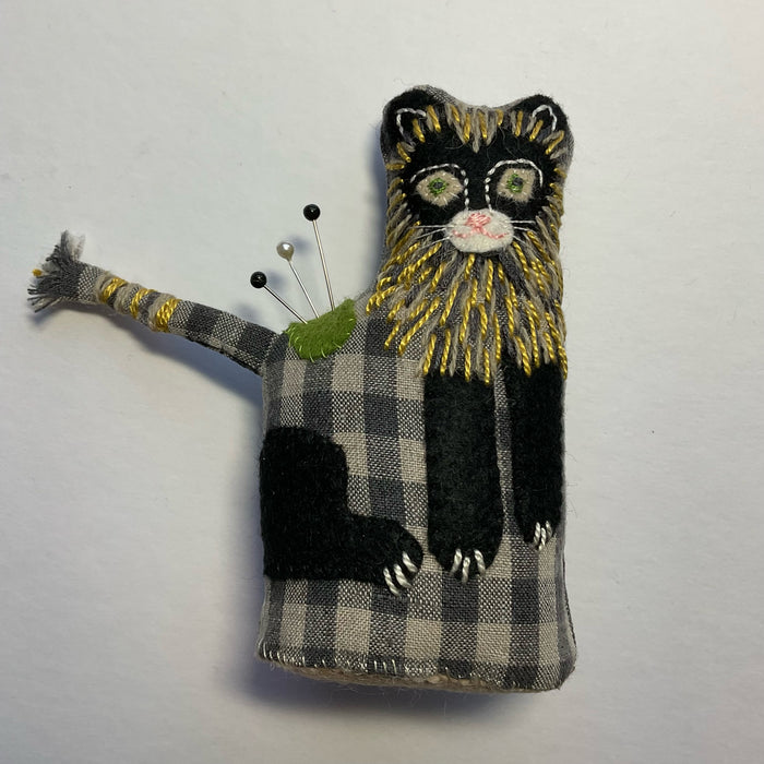 Gingham Cat pin cushion (LW268)