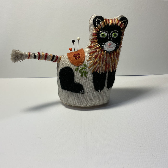 Lion with black face pin cushion (LW271)