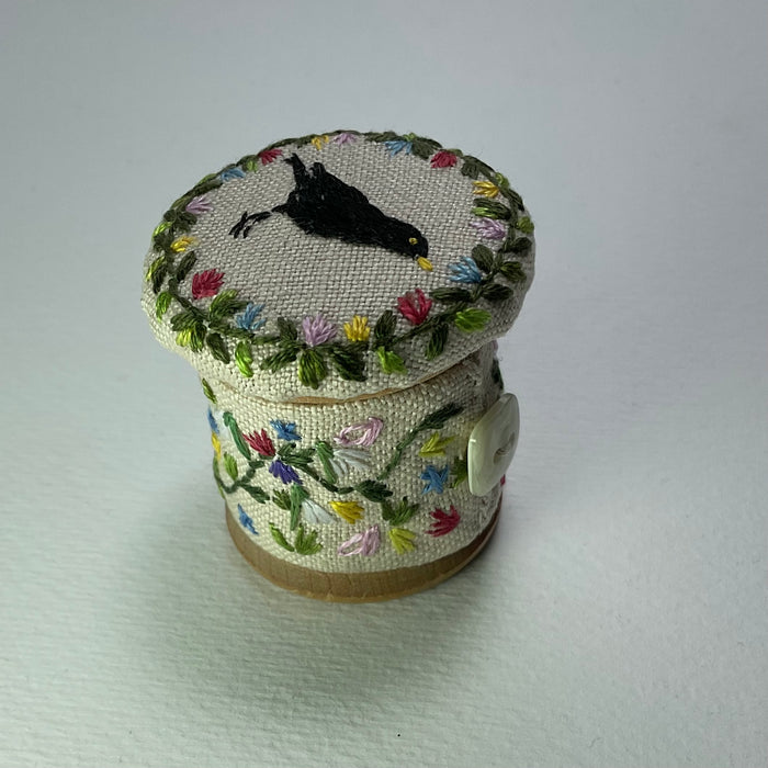Blackbird cotton reel with button ( LW330)