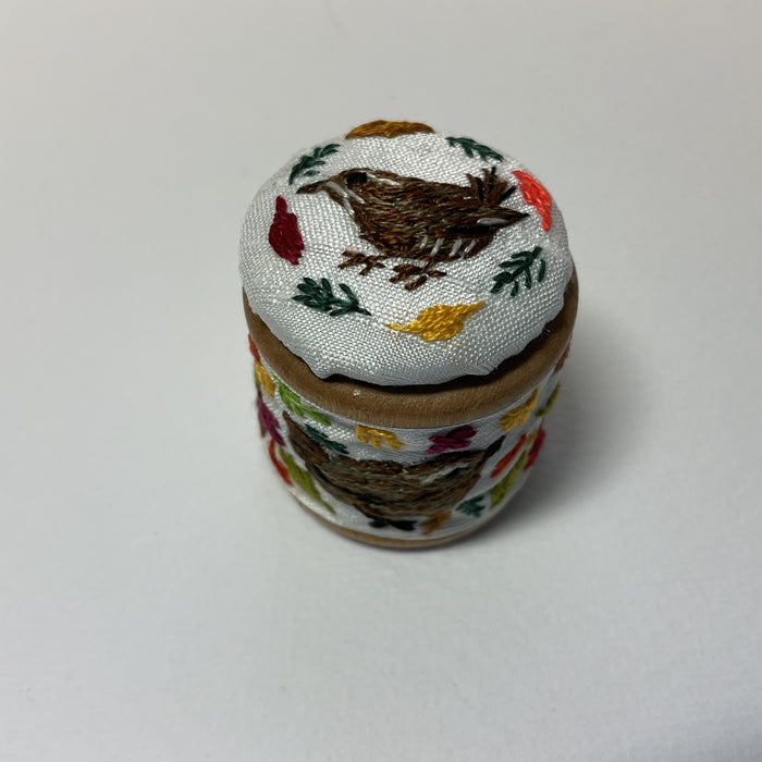 Wren embroidered cotton reel with button ( LW264)