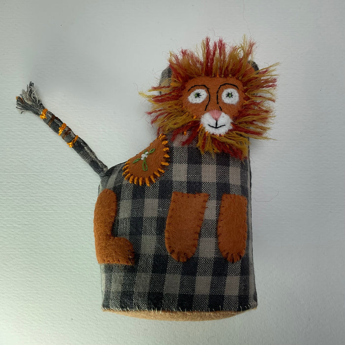 Lion pin cushion (LW328)