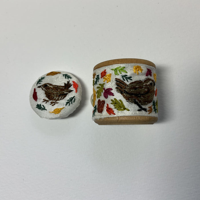 Wren embroidered cotton reel with button ( LW264)