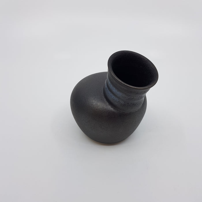 Black Speak Vase, porcelain (JD28)