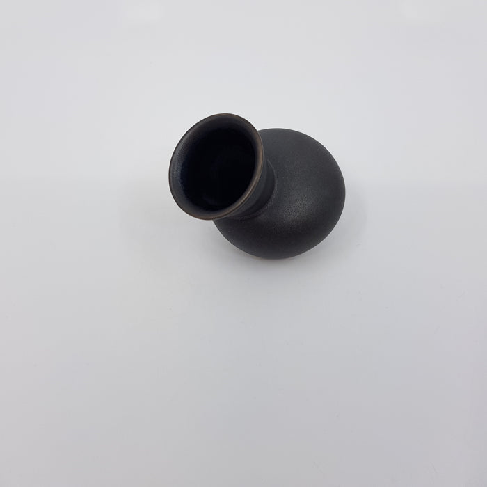 Black Speak Vase, porcelain (JD29)