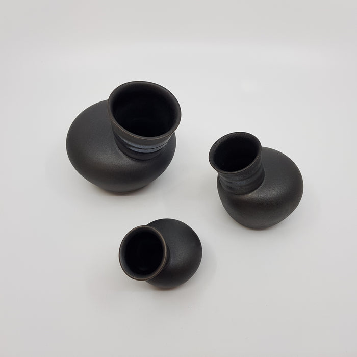 Black Speak Vase, porcelain (JD27)